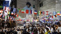 Orang-orang berkumpul di depan mural raksasa Diego Armando Maradona saat mereka memberi penghormatan dan memperingati hari ulang tahun mendiang legenda sepakbola itu, di Naples, Italia, Minggu, (30/10/2022).