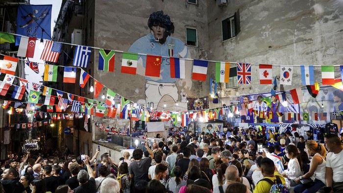 Meriahnya Peringatan Ulang Tahun Diego Maradona di Italia Fans mark Diego Maradona's birthday in the San Giovanni district under a mural of the soccer legend on Sunday, Oct., 30, 2022, in Napoli, Italy. (Alessandro Garofalo/LaPresse via AP)