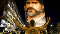 Fans merayakan ulang tahun Diego Maradona di distrik San Giovanni di bawah mural legenda sepakbola. Mantan pemain Barcelona dan Napoli ini meninggal di usia 60 tahun.
