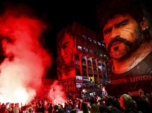 Meriahnya Peringatan Ulang Tahun Diego Maradona di Napoli Meriahnya Peringatan Ulang Tahun Diego Maradona di Napoli
