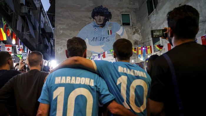 Fans mark Diego Maradona's birthday in the San Giovanni district under a mural of the soccer legend on Sunday, Oct., 30, 2022, in Napoli, Italy. (Alessandro Garofalo/LaPresse via AP)