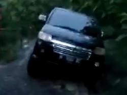 Mobil Tersesat di Jalan Sempit Makam Keramat Ponorogo