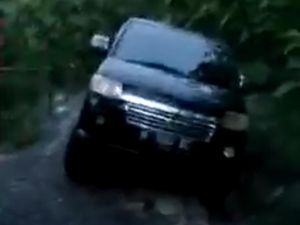Mobil Tersesat di Jalan Sempit Makam Keramat Ponorogo Mobil Tersesat di Jalan Sempit Makam Keramat Ponorogo
