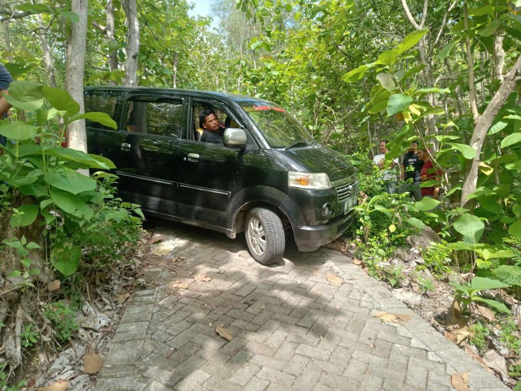 Cerita Sopir Mobil Bisa Nyasar ke Jalan Sempit Makam Keramat Ponorogo