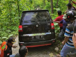 7 Fakta Mobil Tersesat di Jalan Sempit Makam Keramat Ponorogo