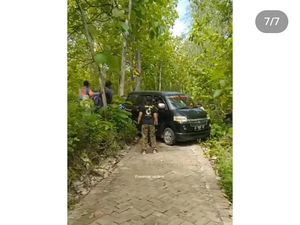 Heboh Mobil Nyasar ke Jalan Sempit Makam Keramat Ponorogo Heboh Mobil Nyasar ke Jalan Sempit Makam Keramat Ponorogo