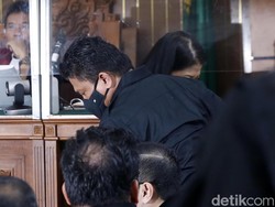 Putri Candrawathi Juga Cium Tangan Ferdy Sambo di Ruang Sidang