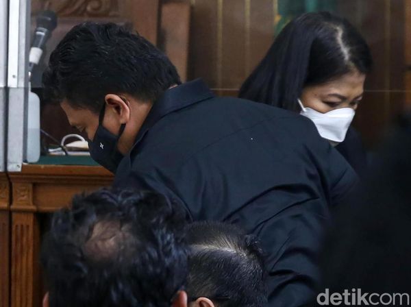 Momen Ferdy Sambo-Putri Candrawathi Berpelukan di Ruang Sidang