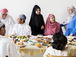 Jangan Asal Ambil! Ini Cara Sopan Saat Ditawari Makan di Hari Raya