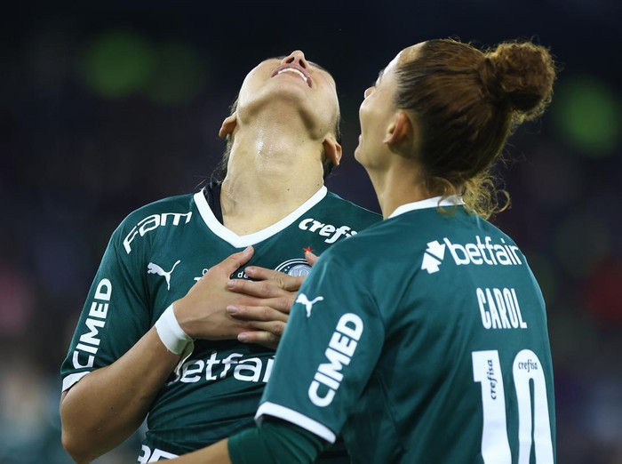 QUITO, ECUADOR - OCTOBER 28: Bia Zaneratto of Palmeiras celebrates with teammates after scoring their team's fourth goal during the final of Women's Copa CONMEBOL Libertadores 2022 between Boca Juniors and Palmeiras at Rodrigo Paz Delgado Stadium on October 28, 2022 in Quito, Ecuador. (Photo by Franklin Jacome/Getty Images)