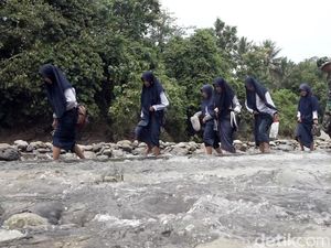 Jembatan Putus, Pelajar di Polman Bertaruh Nyawa Seberangi Sungai ke Sekolah Jembatan Putus, Pelajar di Polman Bertaruh Nyawa Seberangi Sungai ke Sekolah
