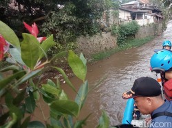 Detik-detik Kakek Bandung Jatuh-Hanyut ke Sungai Cikapundung