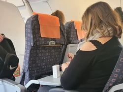 Penumpang Wanita Kepergok Ngecat Kuku di Pesawat, Netizen Terbagi Dua