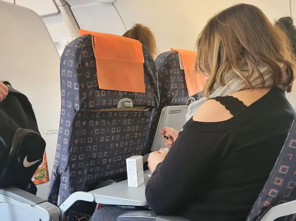 Penumpang Wanita Kepergok Ngecat Kuku di Pesawat, Netizen Terbagi Dua