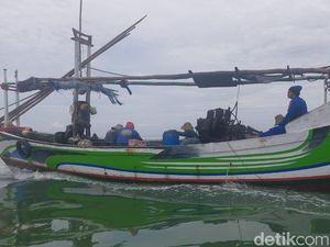 14 Perahu Nelayan Pakai Jaring Trawl Diamankan di Gresik, 337 Kg Ikan Disita 14 Perahu Nelayan Pakai Jaring Trawl Diamankan di Gresik, 337 Kg Ikan Disita