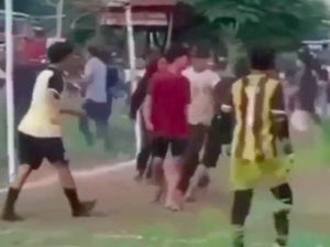Penonton Sepakbola Tarkam di Bekasi Adu Jotos, Polisi Turun Tangan Penonton Sepakbola Tarkam di Bekasi Adu Jotos, Polisi Turun Tangan