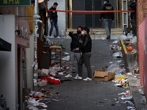 Walkot Seoul Menangis Minta Maaf Atas Tragedi Halloween di Itaewon