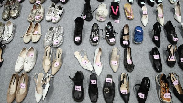 Polisi Korsel Tunjukkan Barang-barang Milik Korban Tragedi Itaewon