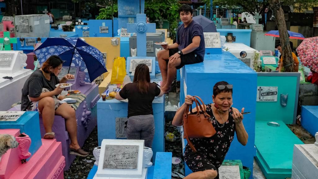 Hii... Warga Filipina Piknik di Atas Makam Lho