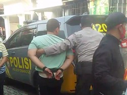 Pria Tega Bunuh Anak Dibawa ke Polres Depok, Parang Disita