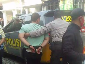 Cerita Warga Usai Pria di Depok Bunuh Putrinya: Tuntun Anak Kedua, Bawa Golok Cerita Warga Usai Pria di Depok Bunuh Putrinya: Tuntun Anak Kedua, Bawa Golok