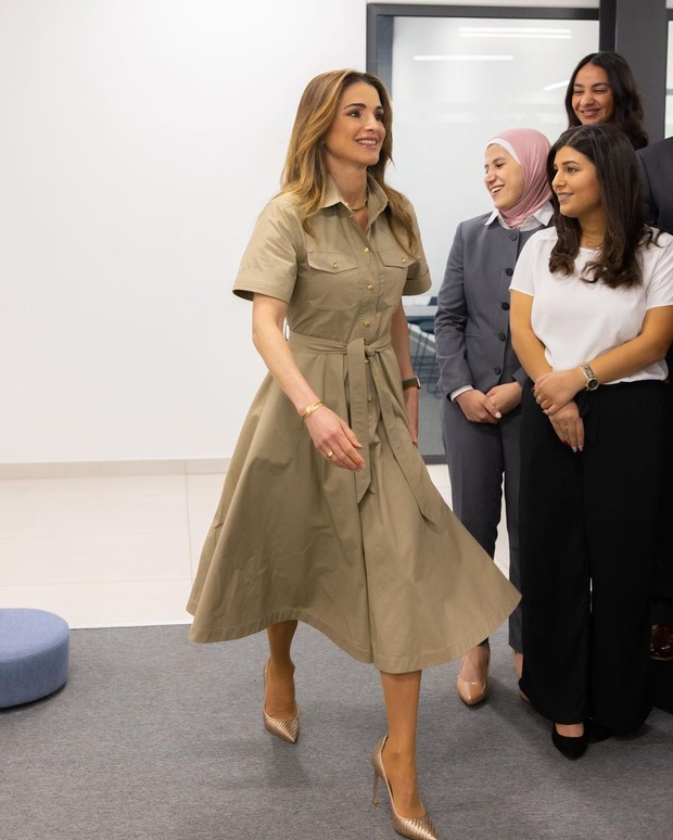 Ratu Rania kenakan safari dress Celine