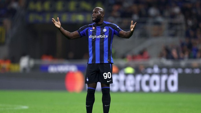 STADIO GIUSEPPE MEAZZA, MILANO, ITALY - 2022/10/29: Romelu Lukaku of Fc Internazionale gestures during the Serie A football match between Fc Internazionale and Uc Sampdoria. Fc Internazionale wins 3-0 over Us Sampdoria. (Photo by Marco Canoniero/LightRocket via Getty Images)