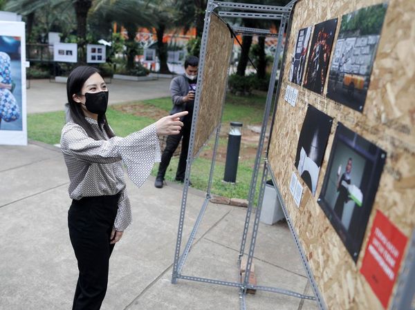 Saat Wamenparekraf Nikmati Pameran Foto Rekam Jakarta 24+