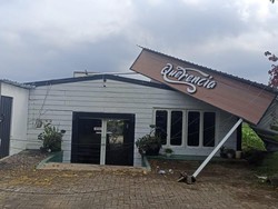 Angin Kencang Porak-Porandakan Atap Sejumlah Kafe di Malang