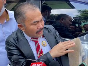 Pengacara Bawa Barbuk Sandal Milik Yosua yang Masih Ada Darahnya Pengacara Bawa Barbuk Sandal Milik Yosua yang Masih Ada Darahnya