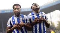 Dua pemain Sheffield Wednesday, Wilks dan Dele Bashiru, merayakan gol dengan selebrasi baru Ronaldo di Divisi Tiga Inggris. (Foto: Twitter @TimelineCR7)