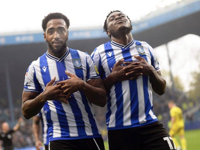 Dua pemain Sheffield Wednesday, Wilks dan Dele Bashiru, merayakan gol dengan selebrasi Ronaldo.