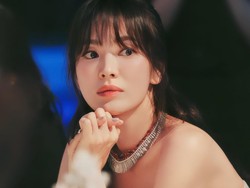 Ekspresi Kebahagiaan Song Hye Kyo di Ulang Tahun ke-41