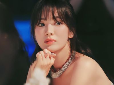 8 Foto Song Hye Kyo Setelah Potong Poni, Bikin Pangling Makin Awet Muda