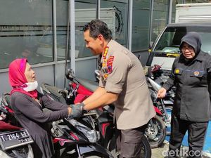 Senyum Semringah Supinah Motornya yang Hilang Dimaling Kembali Lagi Senyum Semringah Supinah Motornya yang Hilang Dimaling Kembali Lagi