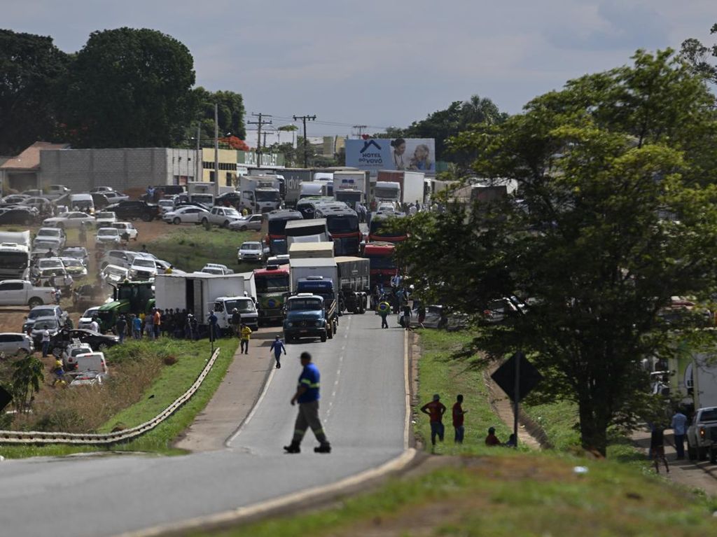 Melihat Aksi Loyalis Bolsonaro Menutup Akses Jalan dari Kamera Drone