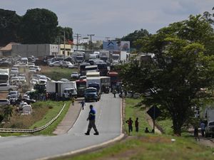 Melihat Aksi Loyalis Bolsonaro Menutup Akses Jalan dari Kamera Drone Melihat Aksi Loyalis Bolsonaro Menutup Akses Jalan dari Kamera Drone