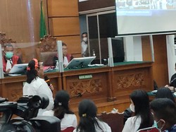 Emosionalnya Tante Yosua Minta Hakim Buka Masker Putri