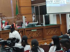Emosionalnya Tante Yosua Minta Hakim Buka Masker Putri Emosionalnya Tante Yosua Minta Hakim Buka Masker Putri