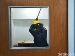 Di Tempat Ini Pengunjung Bisa Hilangkan Stres dengan Hancurkan Barang