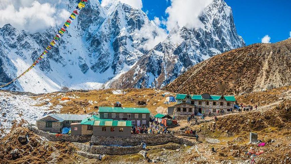 Terletak di Kaki Gunung Everest, Ini Salah Satu Bar Tertinggi di Dunia Terletak di Kaki Gunung Everest, Ini Salah Satu Bar Tertinggi di Dunia