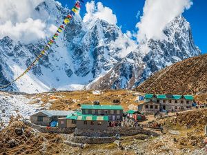 Terletak di Kaki Gunung Everest, Ini Salah Satu Bar Tertinggi di Dunia Terletak di Kaki Gunung Everest, Ini Salah Satu Bar Tertinggi di Dunia