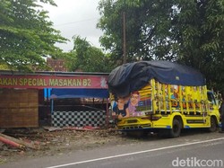 Truk Seruduk Warung-Pohon di Klaten, Sempat Dikira Warga Suara Lisus