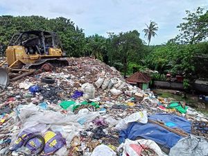 Alat Berat TPA Mandung Tabanan Rusak Lagi, Sampah Meluber ke Jalan