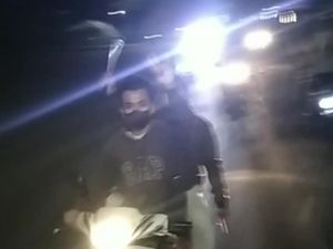 Gagah-gagahan, Gerombolan Pemotor Acungkan Celurit Mati Kutu di Tangan Polisi Gagah-gagahan, Gerombolan Pemotor Acungkan Celurit Mati Kutu di Tangan Polisi