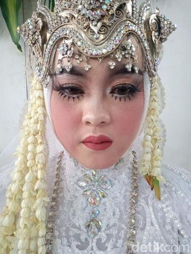 Siti Nur Jumroh menceritakan kisahnya yang salah memilih makeup artist saat hari pernikahan, viral di media sosial.