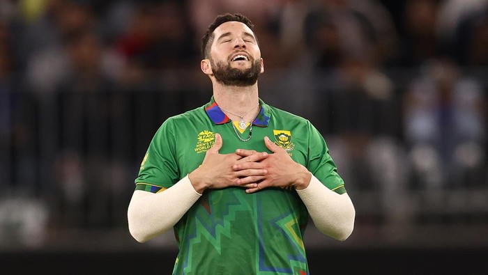 PERTH, AUSTRALIA - OCTOBER 30: Wayne Parnell of South Africa celebrates the wicket of Suryakumar Yadav of India during the ICC Mens T20 World Cup match between India and South Africa at Perth Stadium on October 30, 2022 in Perth, Australia. (Photo by Paul Kane/Getty Images)