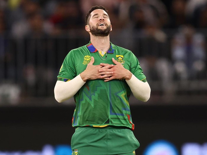 PERTH, AUSTRALIA - OCTOBER 30: Wayne Parnell of South Africa celebrates the wicket of Suryakumar Yadav of India during the ICC Men's T20 World Cup match between India and South Africa at Perth Stadium on October 30, 2022 in Perth, Australia. (Photo by Paul Kane/Getty Images)