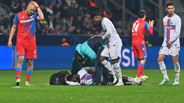 Barcelonas Ivorian midfielder Franck Kessie (bottom) receives medical treatment during the UEFA Champions League Group C football match FC Viktoria Plzen v FC Barcelona in Plzen, Czech Republic, on November 1, 2022. (Photo by Michal Cizek / AFP) (Photo by MICHAL CIZEK/AFP via Getty Images)