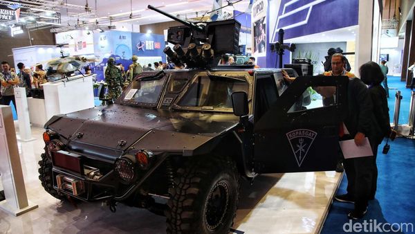 Alutsista Berbagai Negara Mejeng di Indo Defence 2022